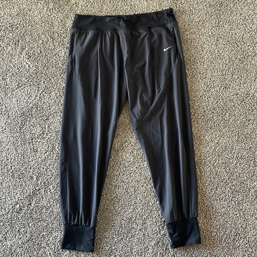 Women’s Nike drifit running pants. Sinch/adjustable waist. Zip pockets.